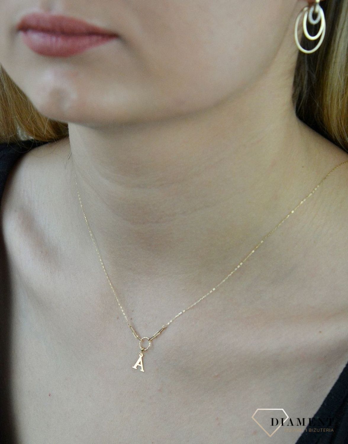 Naszyjnik złoty celebrytka 585 kółeczko z literką A  NA 3187A. Niezwykły blask szlachetnego kruszcu zamknięty w wyjątkowej formie. Subtelny kontur elementów ozdobnych perfekcyjnie prezentuje się z klasyczny.png